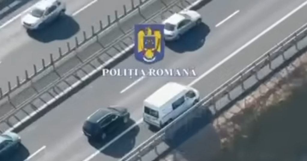Imagine aeriană cu un șofer amendat bandă urgență de pe autostradă, filmat de un elicopter al Poliției Române, evidențiind ilegalitatea manevrei.