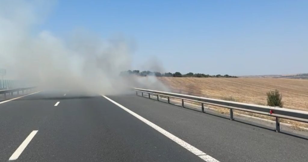 Imagine cu incendiu de vegetație pe Autostrada Soarelui, blocând traficul.