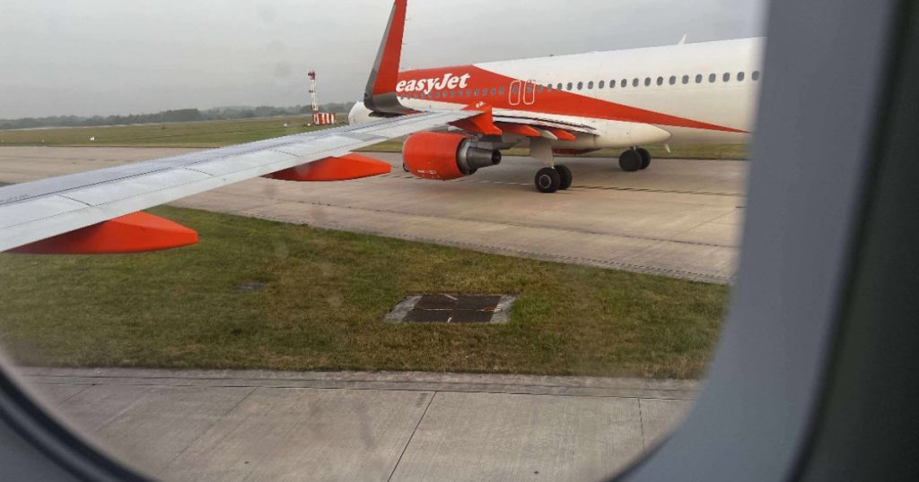 Imagine a coliziunii dintre două avioane easyJet pe pista de la aeroportul din Manchester, ilustrând accidentul avioane Manchester.