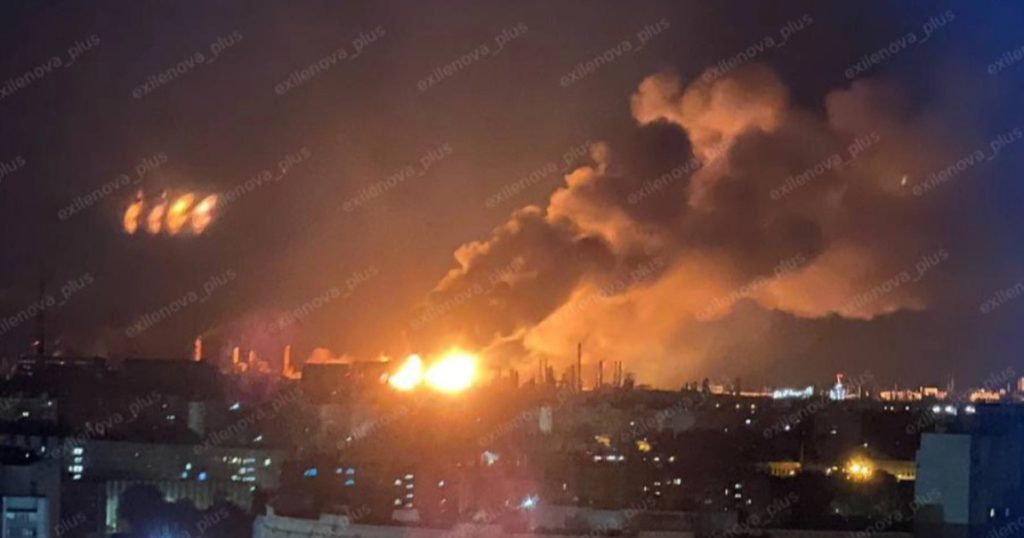 Imagine dramatică a incendiului la rafinăria Lukoil din Volgograd, provocat de atacuri cu drone, în timpul nopții.