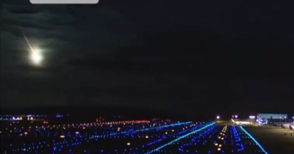 Mingea de foc misterioasă Japonia luminând cerul nopții, surprinsă de camerele de supraveghere.