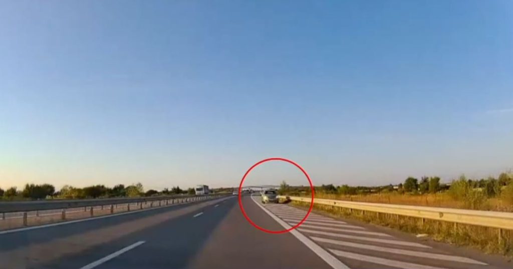Imagine a unei mașini circulând pe contrasens pe autostrada București-Ploiești, ilustrând pericolul conduitei iresponsabile la volan.