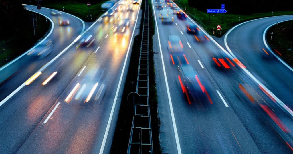 Un Porsche gri prins cu viteza excesivă pe o autostradă germană, ilustrând incidentul Amendă viteza Porsche Germania.