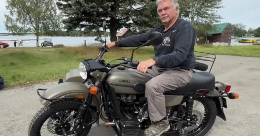 Procesul de asamblare al motocicletelor Ural în fabrica din Kazahstan, ilustrând tranziția producției și adaptarea la noile condiții geopolitice.