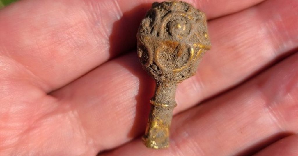 Yara Souza, studentă arheologie, ține în mână un artefact rar de aur, descoperit în Northumberland, Marea Britanie.