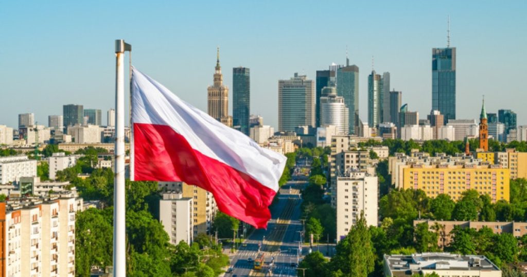 Imagine reprezentând un incendiu într-un depozit din Polonia, legat de acuzațiile de sabotaj comandat de Rusia și Belarus.