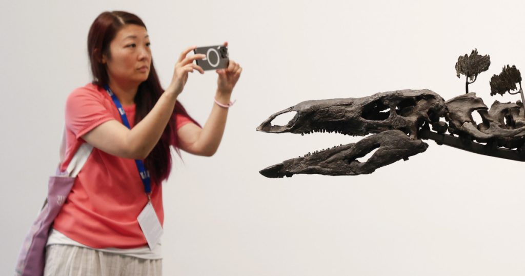 Ilustrație științifică a dinozaurului Qinglong, cu laringele său fosilizat, care arată similaritatea cu păsările moderne.