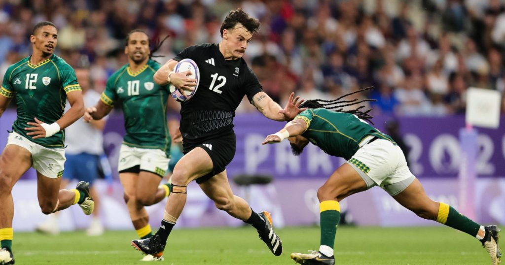 Un pașaport deteriorat, mâncat de un câine, aparține jucătorului de rugby Leroy Carter, un incident care aproape l-a împiedicat să joace pentru All Blacks.