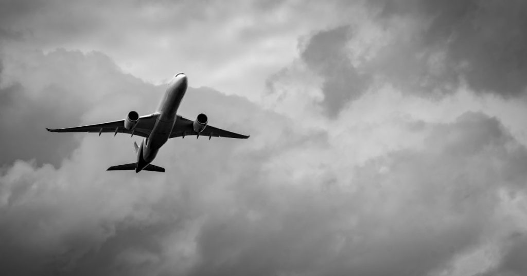 Avion traversând zona de turbulențe aeriene din cauza încălzirii globale.