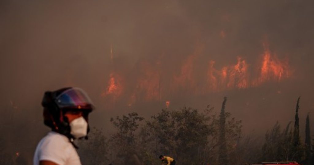Imagine dramatică a incendiilor de vegetație din Canakkale, Turcia, ilustrând amploarea dezastrului și eforturile de stingere a incendiilor.