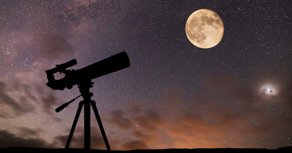 Cer întunecat cu stele strălucitoare în timpul fenomenului Luna Neagră 2025