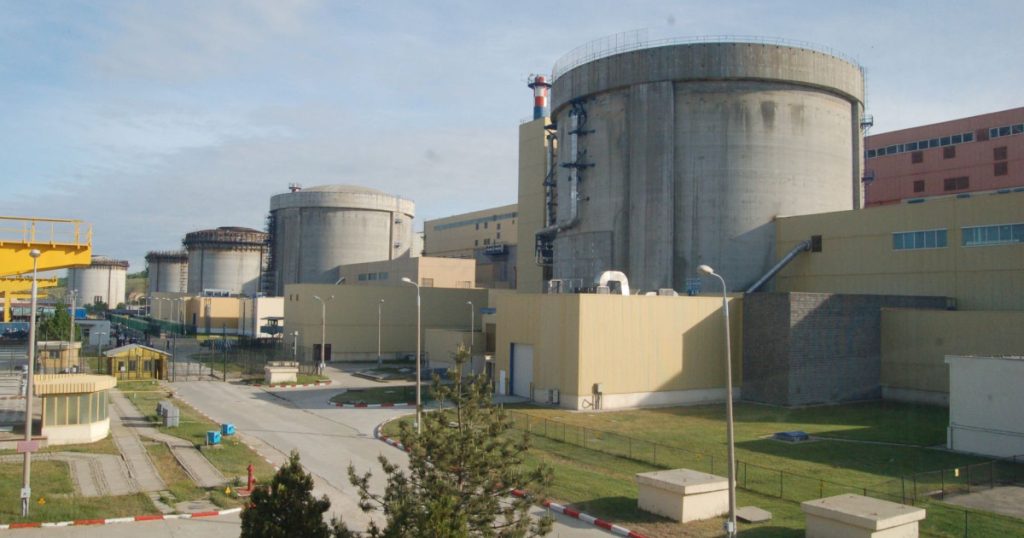 Pompieri intervenind la o alarmă de incendiu la Centrala Nucleară de la Cernavodă, asigurând siguranța instalațiilor.