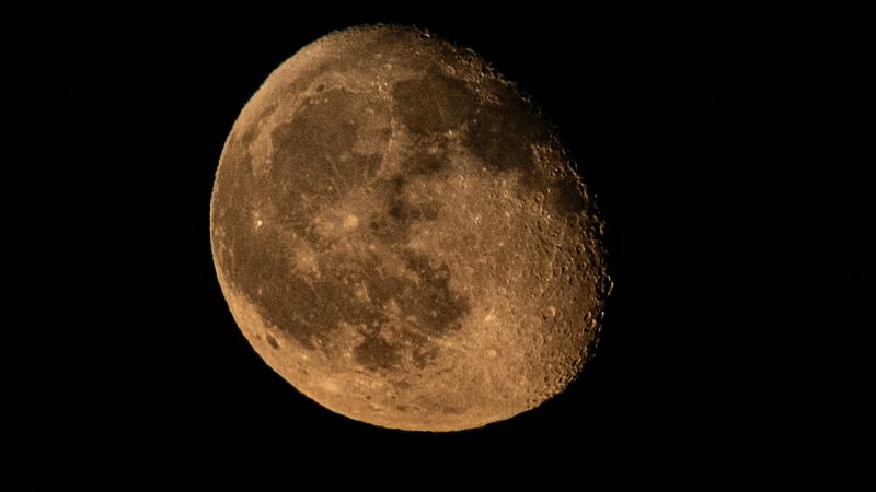 NU RATA! 🤩 Eclipse Lunare și Solare 2025: Spectacolul CERESC al „Lunii de Sânge” și „Mușcăturii Lunii”! Reprezentare artistică a Eclipse Lunare și Solare 2025, incluzând o lună de sânge roșie și o eclipsă solară parțială, simbolizând evenimente cerești majore.