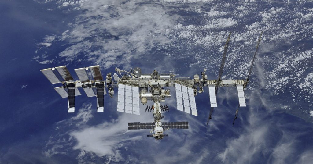 Capsula Crew Dragon andocată la ISS pregătită pentru evacuare medicală ISS a echipajului Crew-11